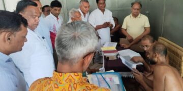 Shruta Savegi Muni Shri 108 Aditya Sagar Ji Maharaj presented Shri fruit to Tonk to come to Tonk