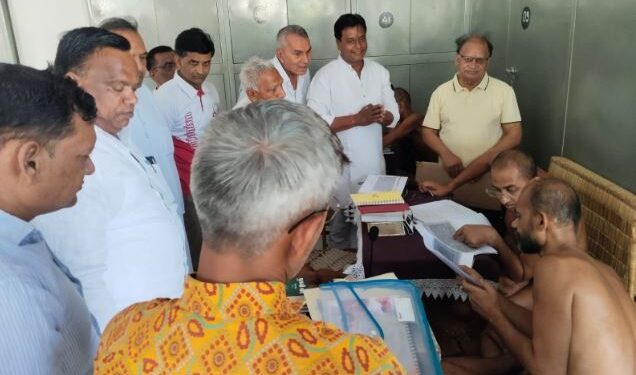 Shruta Savegi Muni Shri 108 Aditya Sagar Ji Maharaj presented Shri fruit to Tonk to come to Tonk