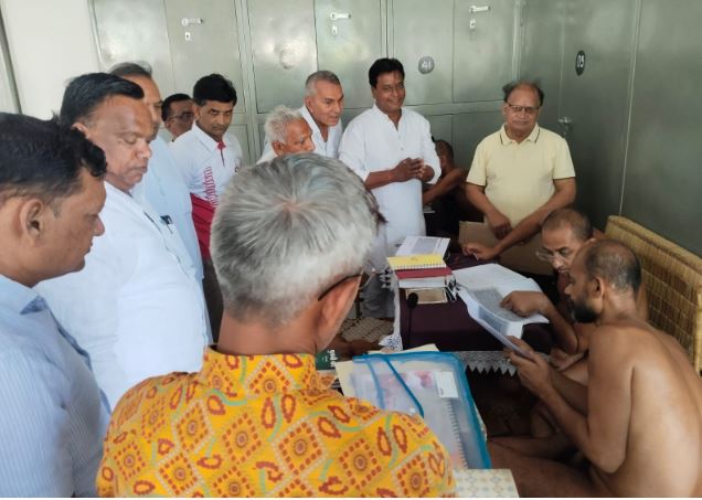 Shruta Savegi Muni Shri 108 Aditya Sagar Ji Maharaj presented Shri fruit to Tonk to come to Tonk