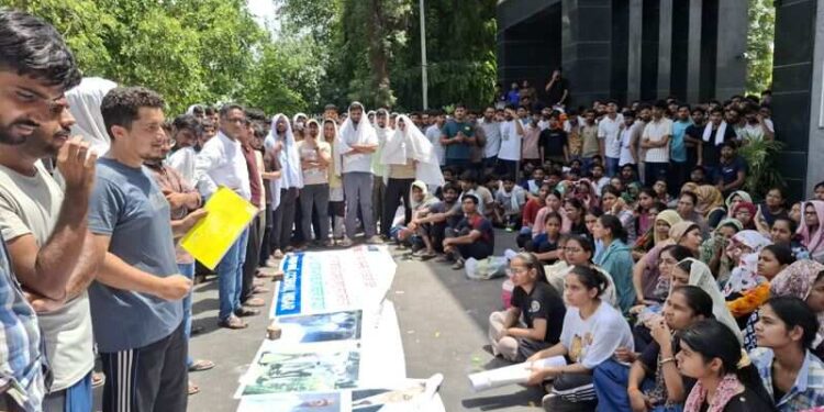 Students demanded resignation of Vice Chancellor to protest against violent action at Haryana Agricultural University