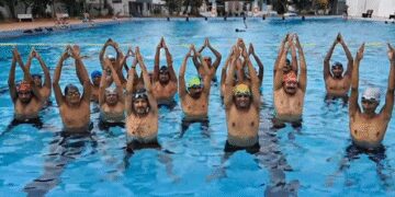 सूरत : पानी में योगाभ्यास, विशेषज्ञों ने बताए
