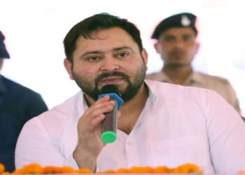 Tejashwi Yadav Speech, Tejashwi Drone Attack, Bihar Politics News, Waqf Amendment Bill 2025, Waqf Law Protest, Gandhi Maidan Rally, Drone Incident Bihar, Waqf Propecty Right Against Waqf Bill, Bihar CM News, Tejashwi vs BJP, Secularism in India, Minority Rights India, Upcoming Bihar Elections, Political Rallies India, Indian Politics also Ats Investigation Bihar, Waqf Land Controversy, Constitution Protest India | 'Attack' on Tejashwi with a drone? Gandhi caused a stir in the field, said - now it's time to fight! " | News Track in Hindi