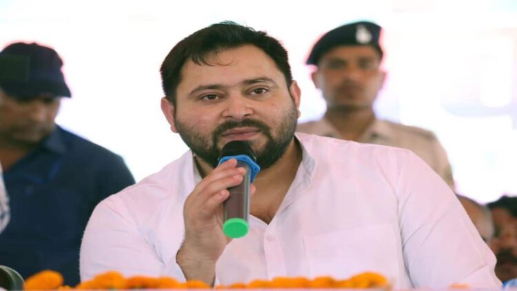 Tejashwi Yadav Speech, Tejashwi Drone Attack, Bihar Politics News, Waqf Amendment Bill 2025, Waqf Law Protest, Gandhi Maidan Rally, Drone Incident Bihar, Waqf Propecty Right Against Waqf Bill, Bihar CM News, Tejashwi vs BJP, Secularism in India, Minority Rights India, Upcoming Bihar Elections, Political Rallies India, Indian Politics also Ats Investigation Bihar, Waqf Land Controversy, Constitution Protest India | 'Attack' on Tejashwi with a drone? Gandhi caused a stir in the field, said - now it's time to fight! " | News Track in Hindi