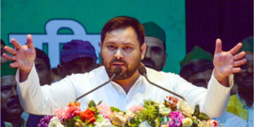 Tejashwi Yadav's student parliament program in Bihar, gate glass broken, many injured