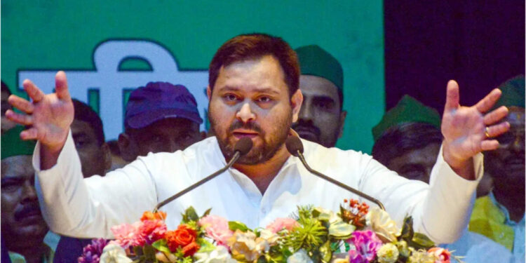 Tejashwi Yadav's student parliament program in Bihar, gate glass broken, many injured