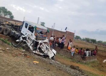 Terrible Accident in MP, Car and Truck Collision Took 9 Lives, The World of One Family Was Destroyed | A terrible accident in MP, car and truck collision took 9, the desolate world of the same family. News Track in Hindi