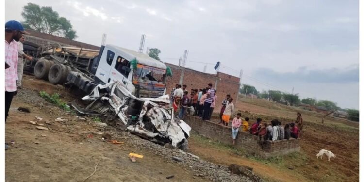Terrible Accident in MP, Car and Truck Collision Took 9 Lives, The World of One Family Was Destroyed | A terrible accident in MP, car and truck collision took 9, the desolate world of the same family. News Track in Hindi