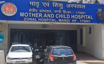 हिमाचल के मंडी में अस्‍पताल प्रबंधन की लापरवाही, बिना मरीजों को शिफ्ट किए शुरू करवा दिया मरम्‍मत का काम