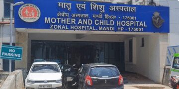 हिमाचल के मंडी में अस्‍पताल प्रबंधन की लापरवाही, बिना मरीजों को शिफ्ट किए शुरू करवा दिया मरम्‍मत का काम