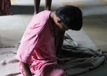 The woman was talking to a friend, suddenly husband heard in front of everyone, the woman took a creepy step after reaching home