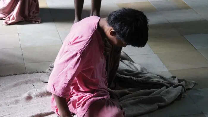 The woman was talking to a friend, suddenly husband heard in front of everyone, the woman took a creepy step after reaching home