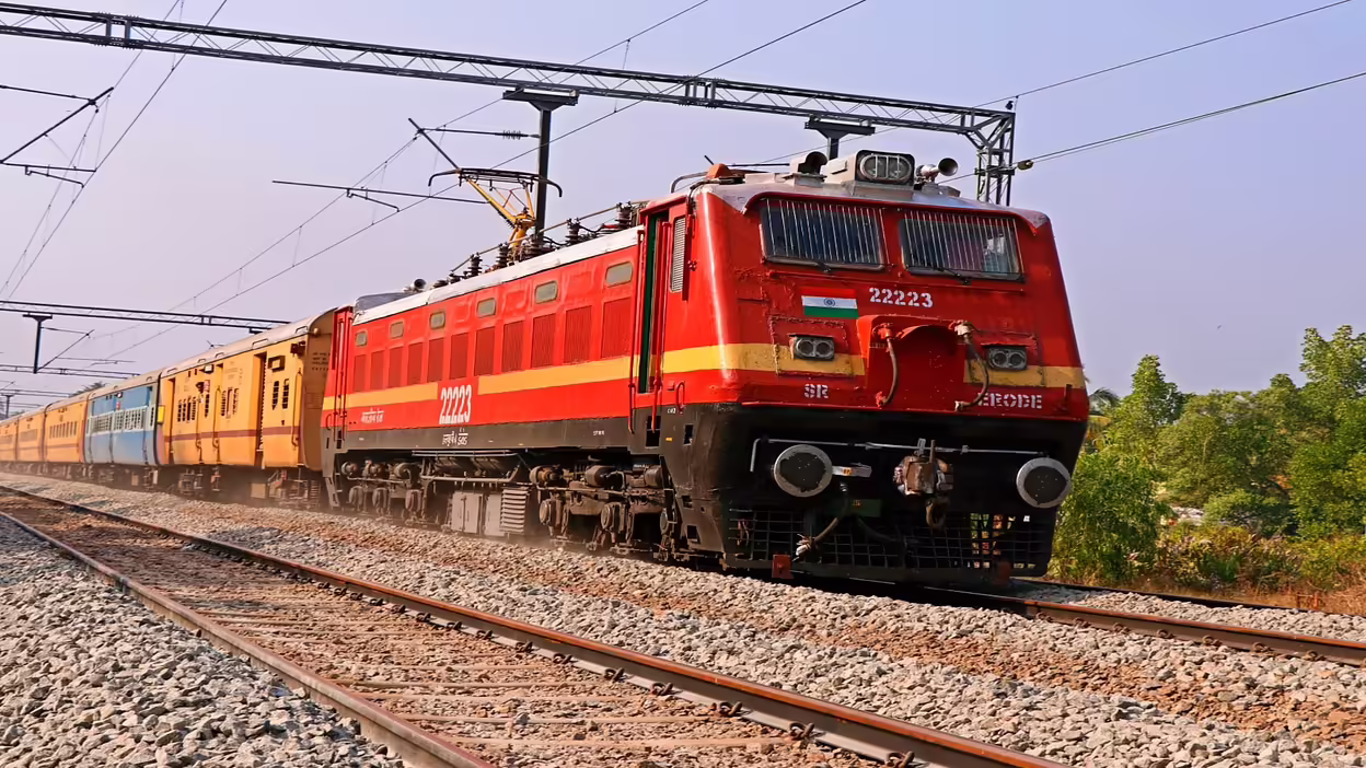 दिल्ली में रहने वाले वरिष्ठ नागरिकों के लिए एक बड़ी खुशखबरी आई है। दिल्ली सरकार ने 60 वर्ष से अधिक उम्र के नागरिकों के लिए संजीवनी योजना शुरू की है, जिसका मकसद बुजुर्गों को बेहतर और मुफ्त स्वास्थ्य सेवाएं उपलब्ध कराना है। इस योजना के तहत दिल्ली के निवासी सरकारी और निजी दोनों अस्पतालों में बिना किसी खर्च के इलाज करवा सकेंगे। योजना का पंजीकरण भी शुरू हो चुका है, जिससे अधिक से अधिक बुजुर्ग इसका लाभ उठा सकें।  संजीवनी योजना की मुख्य विशेषताएं संजीवनी योजना में दिल्ली सरकार ने बुजुर्गों के स्वास्थ्य का पूरा ध्यान रखा है। इस योजना में न केवल सामान्य स्वास्थ्य जांच बल्कि गंभीर से गंभीर बीमारियों का इलाज भी शामिल है। सरकार ने इलाज की लागत के लिए कोई सीमा तय नहीं की है, जिससे यह सुनिश्चित किया गया है कि कोई भी बुजुर्ग अपनी बीमारी के कारण इलाज से वंचित न रहे।  यह योजना दिल्ली के सभी सरकारी और निजी अस्पतालों में लागू होगी। यानी, पंजीकरण कराने के बाद बुजुर्ग अपनी सुविधा और जरूरत के हिसाब से किसी भी अस्पताल में इलाज करा सकते हैं, और पूरी फीस दिल्ली सरकार वहन करेगी। इससे बुजुर्गों को महंगे इलाज की चिंता से मुक्त रहने का मौका मिलेगा।  पंजीकरण की आसान प्रक्रिया संजीवनी योजना के तहत पंजीकरण कराने की प्रक्रिया बहुत ही सरल और सुविधाजनक बनाई गई है। दिल्ली सरकार ने इस काम के लिए घर-घर जाकर पंजीकरण की व्यवस्था की है। इसका मतलब है कि बुजुर्गों को किसी सरकारी कार्यालय या अस्पताल के बाहर लंबी कतारों में खड़े होने की जरूरत नहीं है।  पंजीकरण के लिए जरूरी दस्तावेजों में आधार कार्ड, वोटर आईडी कार्ड, पैन कार्ड, बैंक खाता विवरण और पता प्रमाण शामिल हैं। ये दस्तावेज पंजीकरण के समय प्रस्तुत करने होते हैं। घर-घर जाकर टीम बुजुर्गों का पंजीकरण कर उनकी जानकारी सही-सही दर्ज करती है।  हेल्थ कार्ड का वितरण और लाभ पंजीकरण के बाद सभी आवेदकों की जानकारी का सत्यापन किया जाता है। सत्यापन पूरा होने पर प्रत्येक बुजुर्ग को एक हेल्थ कार्ड जारी किया जाएगा। इस हेल्थ कार्ड के माध्यम से वे दिल्ली के किसी भी सरकारी या निजी अस्पताल में जाकर मुफ्त इलाज करवा सकेंगे।  यह कार्ड इलाज के दौरान जरूरी रहेगा क्योंकि इसके जरिए अस्पताल सरकार से इलाज का खर्च मांगेंगे। इसलिए, बुजुर्गों को अपना हेल्थ कार्ड हमेशा साथ रखना चाहिए ताकि इलाज के समय कोई समस्या न हो।  योजना का लाभ किसे मिलेगा? दिल्ली सरकार ने इस योजना में अधिकतम आय सीमा को खत्म कर दिया है। इसका अर्थ यह है कि दिल्ली में रहने वाले सभी 60 वर्ष से ऊपर के नागरिक संजीवनी योजना का लाभ उठा सकते हैं, चाहे उनकी आर्थिक स्थिति कैसी भी हो। इससे यह सुनिश्चित होता है कि गरीब और अमीर सभी बुजुर्गों को बराबर स्वास्थ्य सुविधा मिलेगी।  यह योजना बुजुर्गों की देखभाल और उनके स्वास्थ्य को बेहतर बनाने की दिशा में एक महत्वपूर्ण कदम है। सरकार ने बुजुर्गों को प्राथमिकता देते हुए उनकी सभी जरूरतों को ध्यान में रखकर इस योजना को बनाया है।  योजना से मिलने वाले अन्य फायदे संजीवनी योजना केवल इलाज तक सीमित नहीं है। इसमें बुजुर्गों की नियमित जांच, बीमारियों की रोकथाम और समय-समय पर स्वास्थ्य सलाह भी शामिल है। इससे बुजुर्ग समय रहते अपनी सेहत का ख्याल रख सकेंगे और गंभीर बीमारियों से बचाव हो सकेगा।  इसके अलावा, बुजुर्गों को स्वास्थ्य सेवाएं पाने के लिए कहीं दूर नहीं जाना पड़ेगा। योजना के तहत मिलने वाली सेवाएं उनकी पहुंच के भीतर होंगी, जिससे वे आसानी से विशेषज्ञ डॉक्टरों से संपर्क कर सकेंगे।  निष्कर्ष दिल्ली सरकार की संजीवनी योजना वरिष्ठ नागरिकों के लिए स्वास्थ्य के क्षेत्र में एक बड़ी राहत लेकर आई है। मुफ्त और बेहतर इलाज की सुविधा से बुजुर्गों की जिंदगी में सुधार होगा और वे स्वस्थ रह सकेंगे। घर-घर जाकर पंजीकरण और बिना आय सीमा के योजना का लाभ मिलना इसे और भी प्रभावशाली बनाता है।  अगर आप या आपके परिवार में कोई 60 वर्ष से अधिक उम्र का सदस्य है, तो अभी पंजीकरण कराएं और संजीवनी योजना का लाभ उठाएं। यह आपके लिए बेहतर स्वास्थ्य और सुरक्षित जीवन का द्वार खोलने जैसा है। दिल्ली सरकार ने इस योजना के जरिए बुजुर्गों की सेवा में एक नई मिसाल कायम की है।