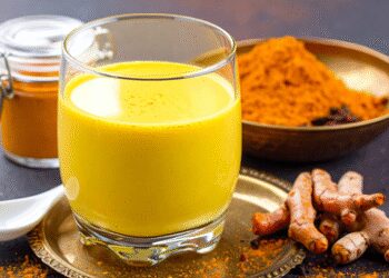 Tremendous benefits of drinking turmeric milk before sleeping, relief from these problems including depression