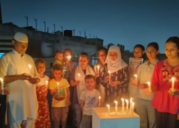 Tribute to the dead in the Ahmedabad plane crash: Children expressed condolences to the dead through moist eyes and silent prayer