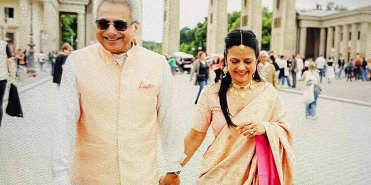 Trinamool mp Mahua Moitra Maries Pinaki Misra in Germany | Mahua Moitra Husband | Mahua Moitra Age | Mahua Moitra got married, know who is the groom king? , News Track in Hindi