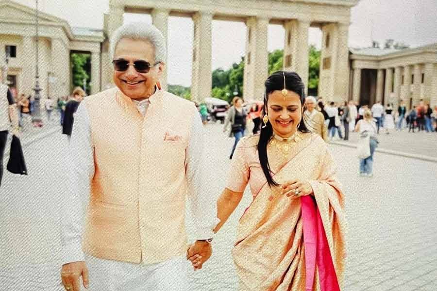 Trinamool mp Mahua Moitra Maries Pinaki Misra in Germany | Mahua Moitra Husband | Mahua Moitra Age | Mahua Moitra got married, know who is the groom king? , News Track in Hindi