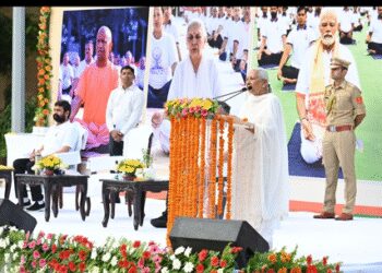 यूपी : राजभवन की धरती पर योग, गोरखपुर में भी सांसद से संत तक एकत्रित हुई ऊर्जा