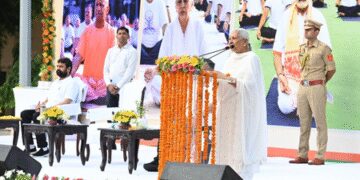 यूपी : राजभवन की धरती पर योग, गोरखपुर में भी सांसद से संत तक एकत्रित हुई ऊर्जा