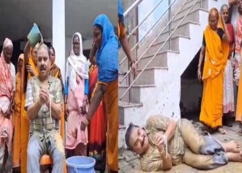 Unique tradition of celebrating Indradev, BJP leader Guddu Khan was bathed by women