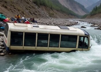 Uttarakhand Bus Accident | Bus full of passengers falls into the Alaknanda River | Rudraprayag Accident | , Uttarakhand: Bus filled with passengers who fell into Alaknanda river in Uttarakhand, 1 killed, many missing. News Track in Hindi