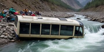 Uttarakhand Bus Accident | Bus full of passengers falls into the Alaknanda River | Rudraprayag Accident | , Uttarakhand: Bus filled with passengers who fell into Alaknanda river in Uttarakhand, 1 killed, many missing. News Track in Hindi