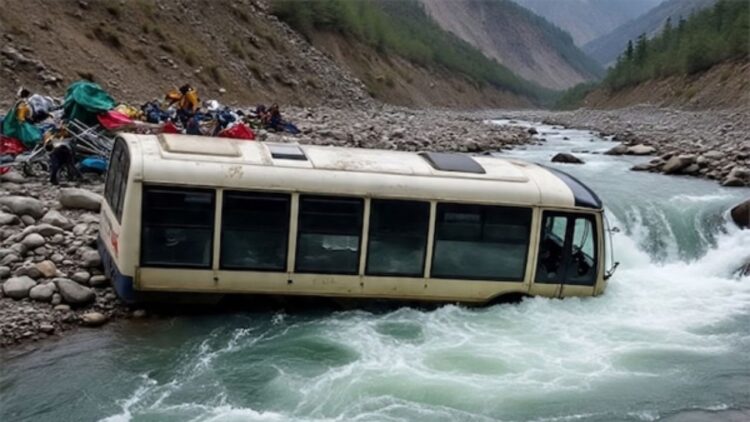 Uttarakhand Bus Accident | Bus full of passengers falls into the Alaknanda River | Rudraprayag Accident | , Uttarakhand: Bus filled with passengers who fell into Alaknanda river in Uttarakhand, 1 killed, many missing. News Track in Hindi