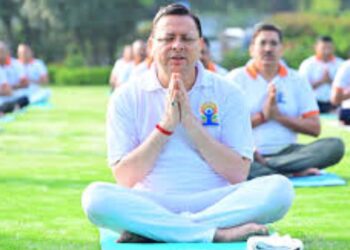Uttarakhand CM Pushkar Singh Dhami Leads A Yoga Session Ahead of International Yoga Day, | Uttarakhand CM Pushkar Singh Dhami: Enthusiasm shown in Uttarakhand before International Yoga Day: Bureaucrats did yoga with CM Dhami | News Track in Hindi