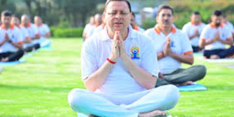 Uttarakhand CM Pushkar Singh Dhami Leads A Yoga Session Ahead of International Yoga Day, | Uttarakhand CM Pushkar Singh Dhami: Enthusiasm shown in Uttarakhand before International Yoga Day: Bureaucrats did yoga with CM Dhami | News Track in Hindi