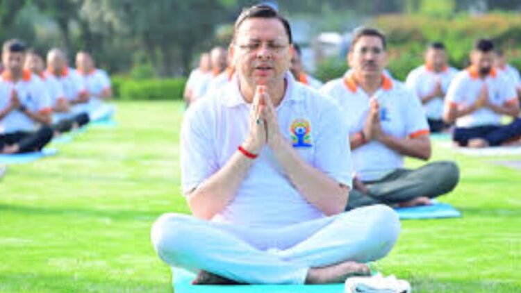 Uttarakhand CM Pushkar Singh Dhami Leads A Yoga Session Ahead of International Yoga Day, | Uttarakhand CM Pushkar Singh Dhami: Enthusiasm shown in Uttarakhand before International Yoga Day: Bureaucrats did yoga with CM Dhami | News Track in Hindi