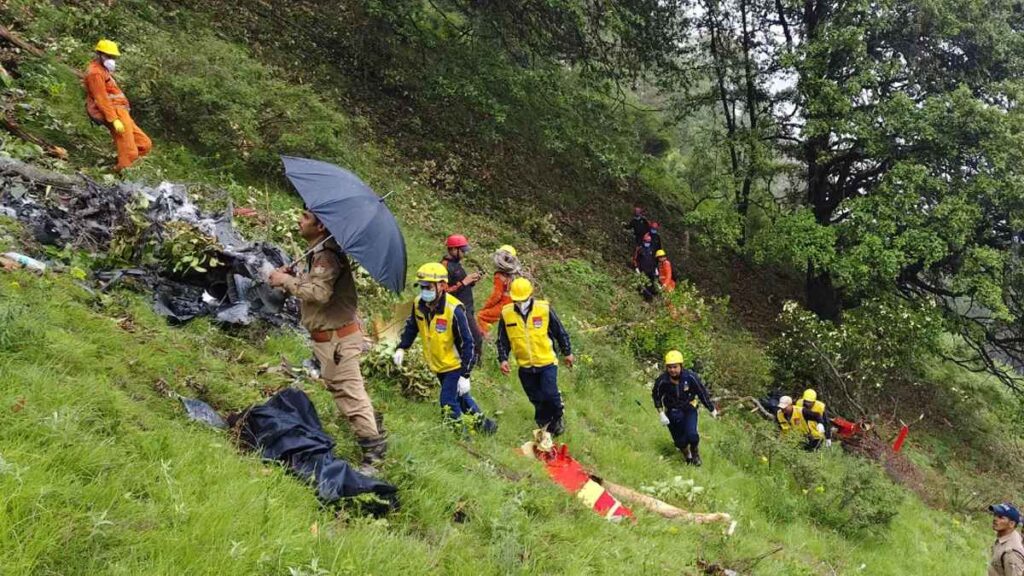 Uttarakhand: Helicopter accident near Kedarnath, 7 people killed, heli services banned!