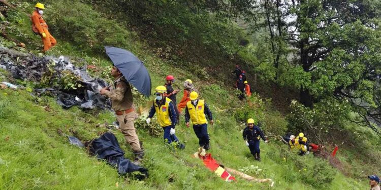 Uttarakhand: Helicopter accident near Kedarnath, 7 people killed, heli services banned!