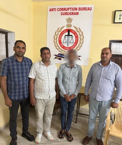 Village level entrepreneur caught red handed taking bribe, ACB Gurugram's big action