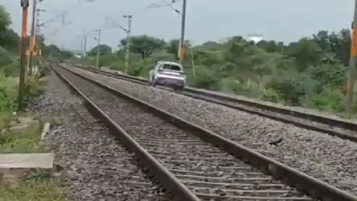 Viral Video of Car on Railway Track: The woman of UP ran on the railway track in Telangana!