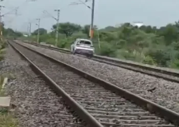 Viral Video of Car on Railway Track: The woman of UP ran on the railway track in Telangana!