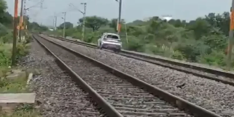 Viral Video of Car on Railway Track: The woman of UP ran on the railway track in Telangana!