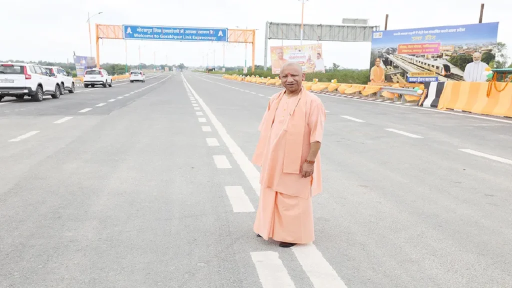 Yogi Adityanath Inaugurated 'Gorakhpur Link Expressway': Jahnum will be given a ticket, those who challenge the country's security will be given to Yogi Adityanath's two, 'Gorakhpur Link Expressway' in Azamgarh inaugurated, will be given ticket to hard In Azamgarh, Inaugurated 'Gorakhpur Link Expressway'