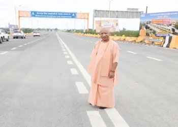 Yogi Adityanath Inaugurated 'Gorakhpur Link Expressway': Jahnum will be given a ticket, those who challenge the country's security will be given to Yogi Adityanath's two, 'Gorakhpur Link Expressway' in Azamgarh inaugurated, will be given ticket to hard In Azamgarh, Inaugurated 'Gorakhpur Link Expressway'