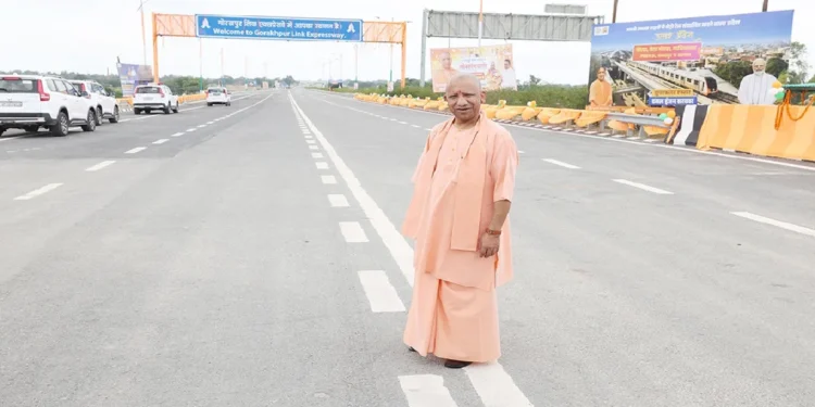 Yogi Adityanath Inaugurated 'Gorakhpur Link Expressway': Jahnum will be given a ticket, those who challenge the country's security will be given to Yogi Adityanath's two, 'Gorakhpur Link Expressway' in Azamgarh inaugurated, will be given ticket to hard In Azamgarh, Inaugurated 'Gorakhpur Link Expressway'