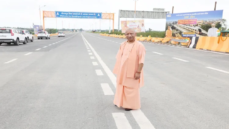 Yogi Adityanath Inaugurated 'Gorakhpur Link Expressway': Jahnum will be given a ticket, those who challenge the country's security will be given to Yogi Adityanath's two, 'Gorakhpur Link Expressway' in Azamgarh inaugurated, will be given ticket to hard In Azamgarh, Inaugurated 'Gorakhpur Link Expressway'