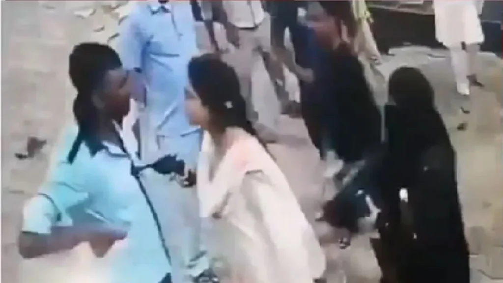 Young Woman Threatened Petrol Pump Worker With Revolver: The girl threatened the gun with a petrol pump worker's chest, the video of Hardoi's' Revolver Rani 'is viral, girl threatened the Petrol pump worker by placing a gun on his chest, video of hardo' Rani 'Goes viral