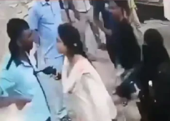 Young Woman Threatened Petrol Pump Worker With Revolver: The girl threatened the gun with a petrol pump worker's chest, the video of Hardoi's' Revolver Rani 'is viral, girl threatened the Petrol pump worker by placing a gun on his chest, video of hardo' Rani 'Goes viral
