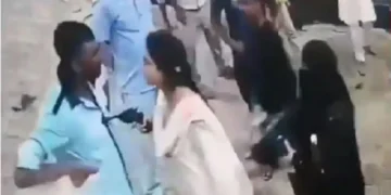 Young Woman Threatened Petrol Pump Worker With Revolver: The girl threatened the gun with a petrol pump worker's chest, the video of Hardoi's' Revolver Rani 'is viral, girl threatened the Petrol pump worker by placing a gun on his chest, video of hardo' Rani 'Goes viral