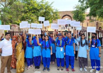 Yuvas gave a message to leave drug addiction through bike rally and street plays in Deeg