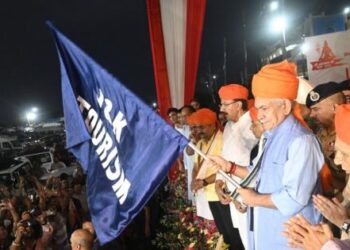 The first batch of Amarnath Yatra leaves: LG Manoj Sinha showed the green signal, tight security on the journey route