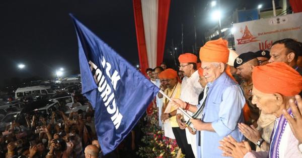 The first batch of Amarnath Yatra leaves: LG Manoj Sinha showed the green signal, tight security on the journey route