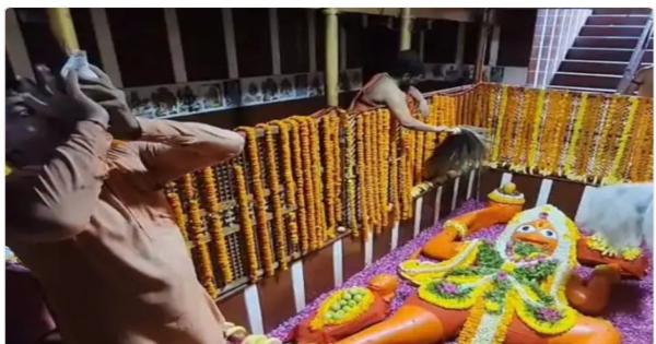 Mother Ganga and Yamuna returned after bathing the elder Hanuman ji in Prayagraj