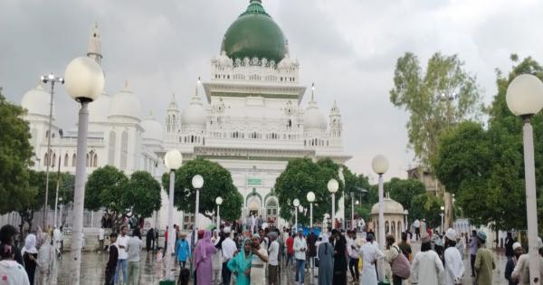 Devotees gathered at the Dargah of Haji Waris Ali Shah in Barabanki: Suhane weather filled the colors in the faith of devotees