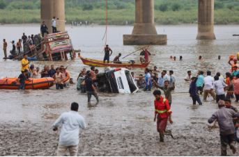 20 years due to severe floods in Mumbai: 450 people died, firefighters saved people as angels