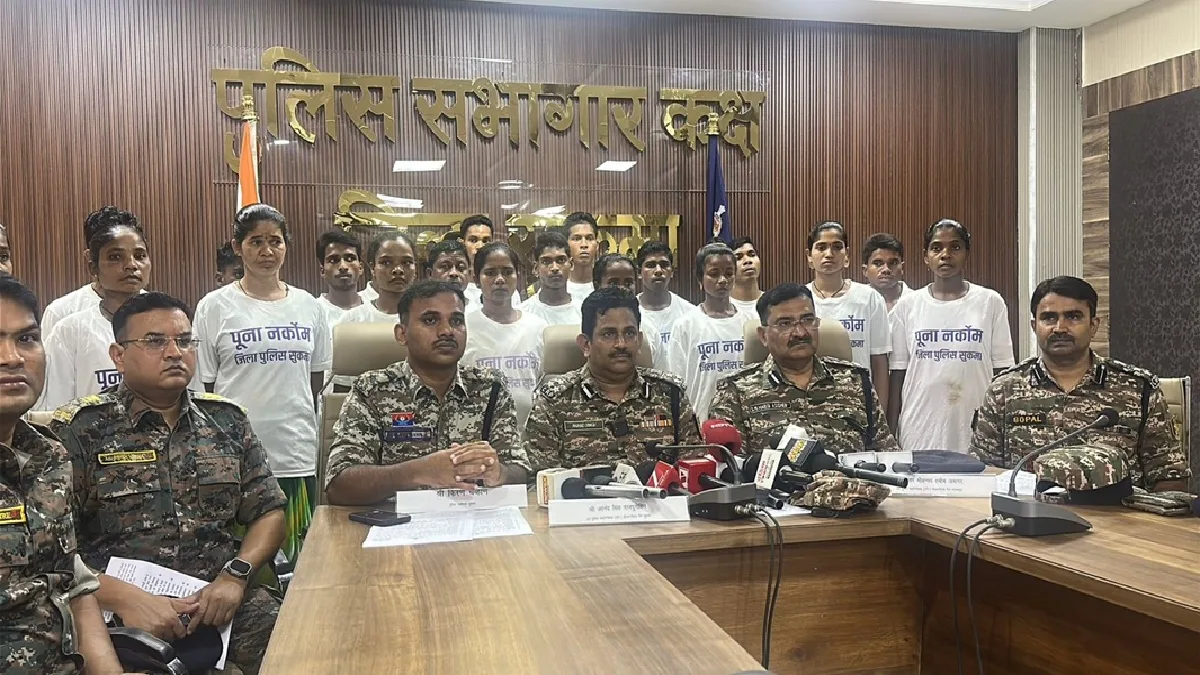 23 Hardcore Naxalites surrendered in Sukma: 23 hardcore Naxalites in Sukma surrendered, a total of Rs 1.18 crore was declared, 23 hardcore naxalites surrendered in sukma, a total reward of Rs 1.18 Crore was announced