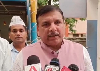 Aap mp sanjay singh protests against the uttar pradesh government's school merger policy in eta, calling it unjust for Dalit and backward-class child. Promies Legal Action If Needed. , Etah News: AAP MP Sanjay Singh, who reached Etah in protest against school integration, said- "Not tolerate injustice to Dalit-backward children". News Track in Hindi